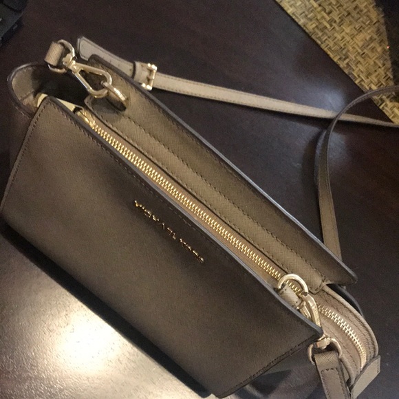 Michael Kors crossbody - Picture 2 of 6